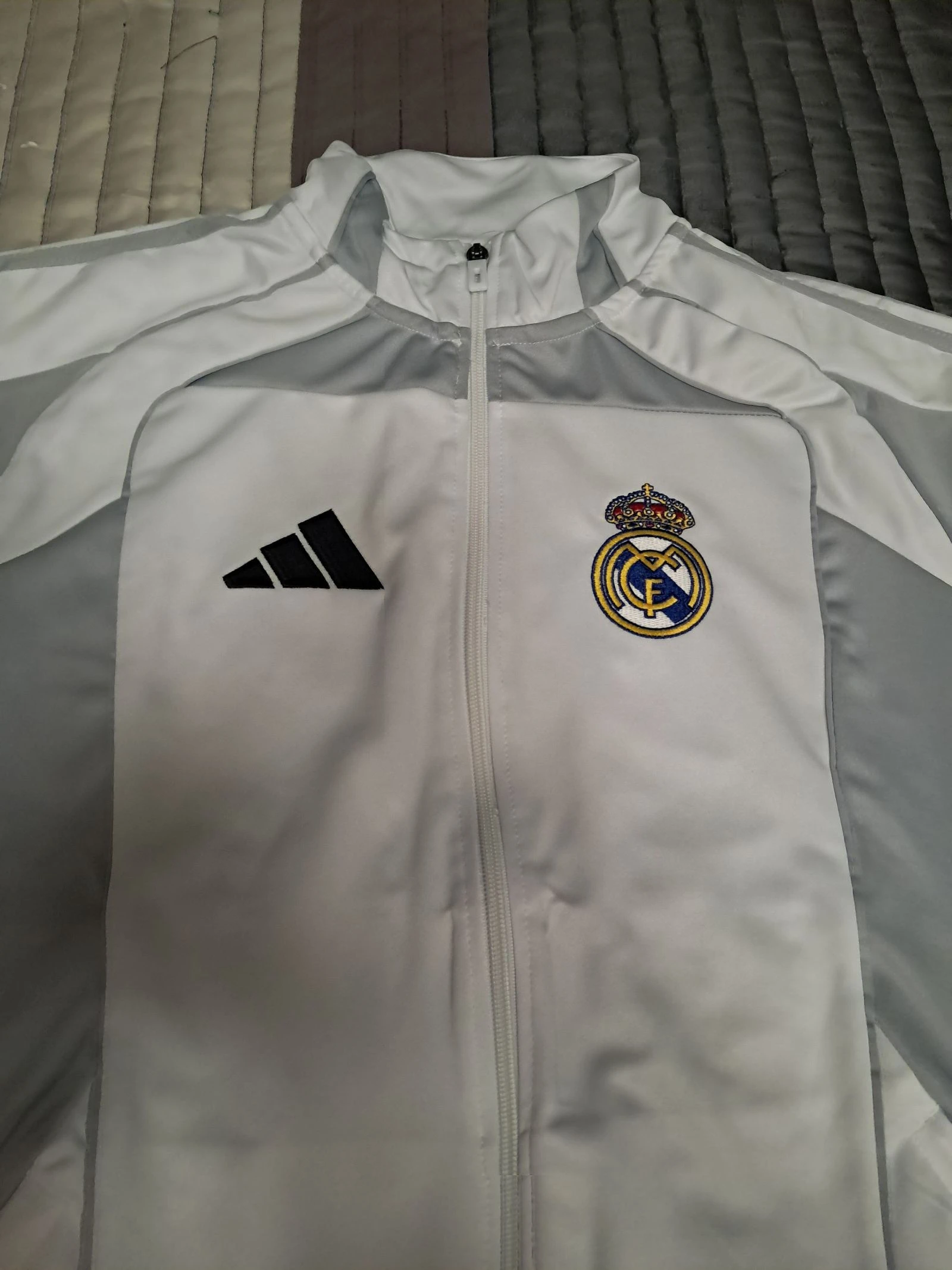 Real Madrid Tracksuit 25/26 - Full Set - Size M – photo 4